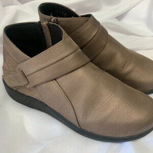 Clarks Cloudstepper grey/pewter  ankle booties size 6